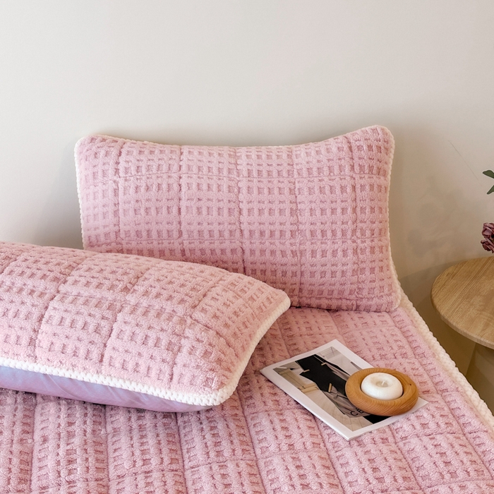 91家纺网 家纺一手货源 找家纺 预言家纺 2025新款塔芙蓉华夫格床垫系列 薄垫方格粉色