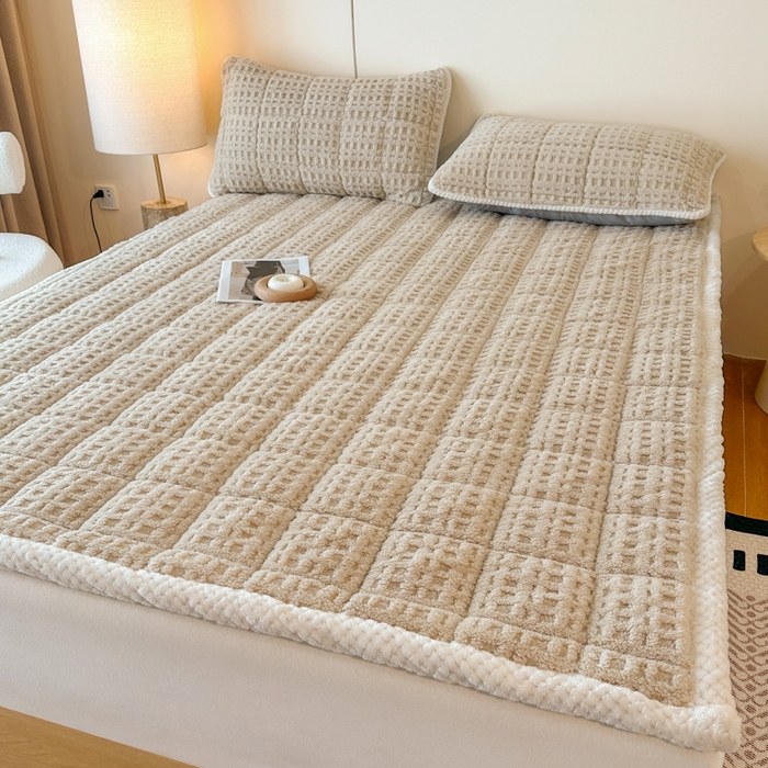 91家纺网 家纺一手货源 找家纺 预言家纺 2025新款塔芙蓉华夫格床垫系列 薄垫方格咖色