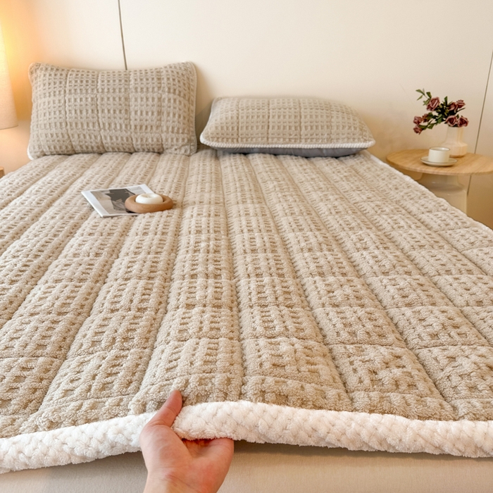 91家纺网 家纺一手货源 找家纺 预言家纺 2025新款塔芙蓉华夫格床垫系列 薄垫方格咖色