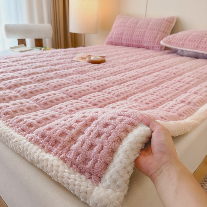 91家纺网 家纺一手货源 找家纺 预言家纺 2025新款塔芙蓉华夫格床垫系列 薄垫方格粉色