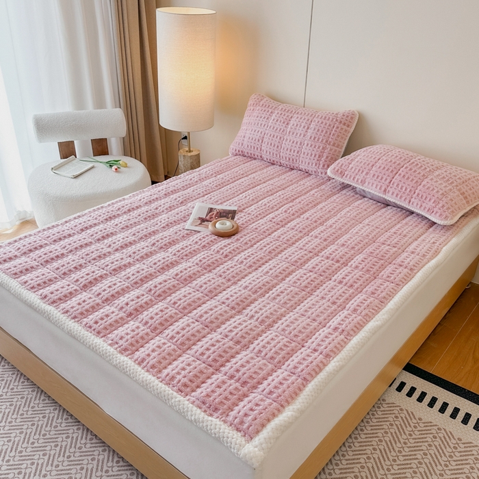 91家纺网 家纺一手货源 找家纺 预言家纺 2025新款塔芙蓉华夫格床垫系列 薄垫方格粉色