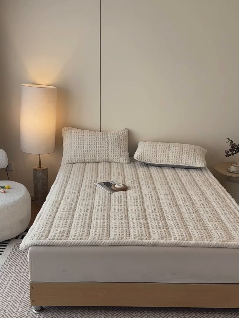 91家纺网 家纺一手货源 找家纺 预言家纺 2025新款塔芙蓉华夫格床垫系列 薄垫方格咖色