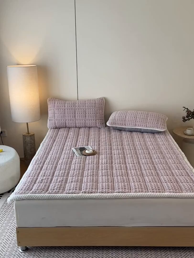 91家纺网 家纺一手货源 找家纺 预言家纺 2025新款塔芙蓉华夫格床垫系列 薄垫方格粉色