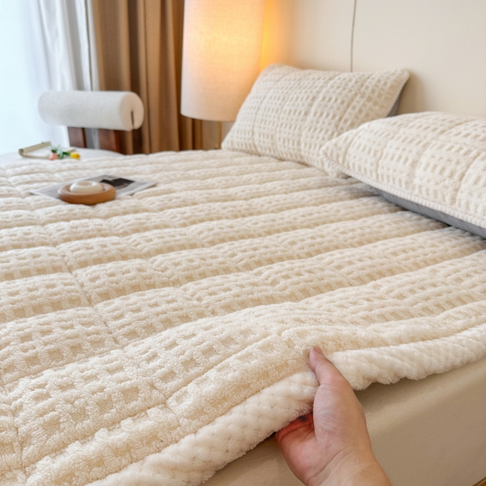 91家纺网 家纺一手货源 找家纺 预言家纺 2025新款塔芙蓉华夫格床垫系列 薄垫方格白色