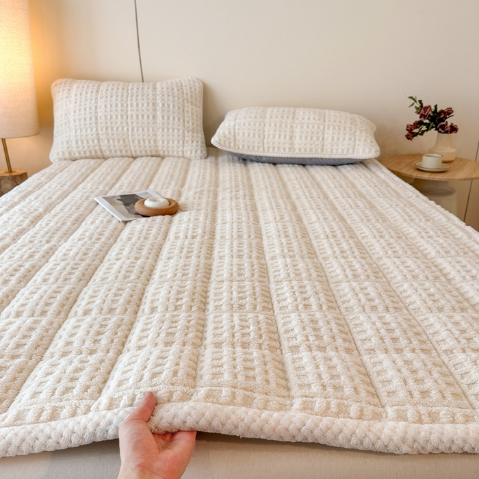 91家纺网 家纺一手货源 找家纺 预言家纺 2025新款塔芙蓉华夫格床垫系列 薄垫方格白色