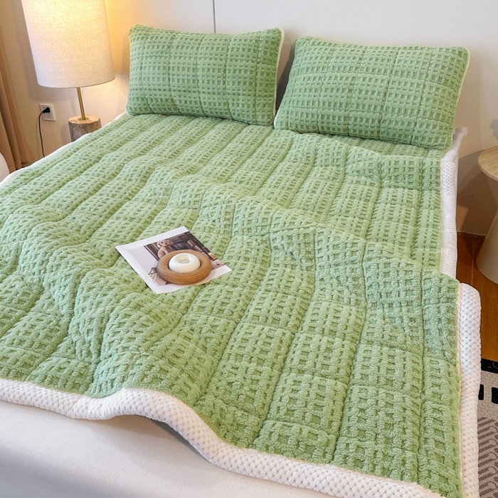 91家纺网 家纺一手货源 找家纺 预言家纺 2025新款塔芙蓉华夫格床垫系列 薄垫方格绿色