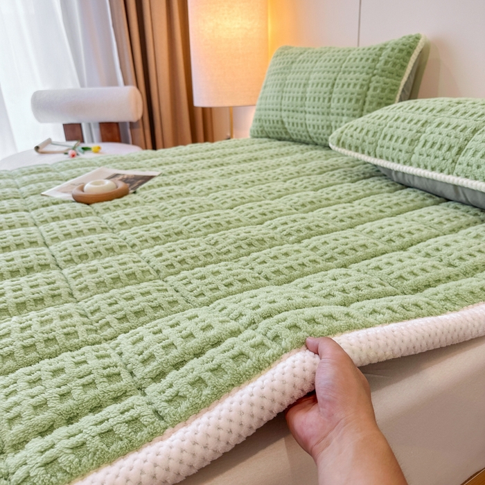 91家纺网 家纺一手货源 找家纺 预言家纺 2025新款塔芙蓉华夫格床垫系列 薄垫方格绿色