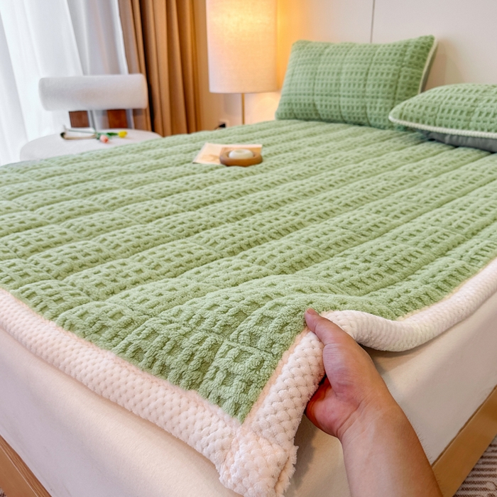 91家纺网 家纺一手货源 找家纺 预言家纺 2025新款塔芙蓉华夫格床垫系列 薄垫方格绿色