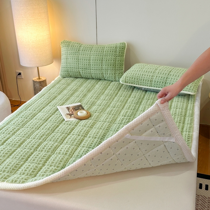 91家纺网 家纺一手货源 找家纺 预言家纺 2025新款塔芙蓉华夫格床垫系列 薄垫方格绿色