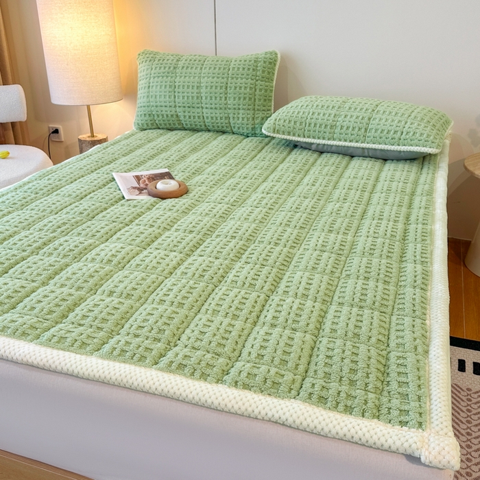 91家纺网 家纺一手货源 找家纺 预言家纺 2025新款塔芙蓉华夫格床垫系列 薄垫方格绿色