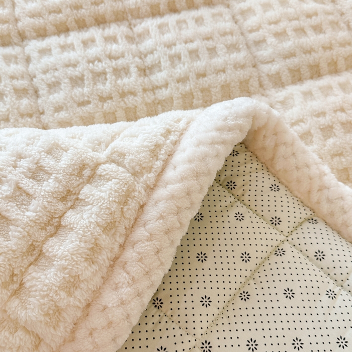 91家纺网 家纺一手货源 找家纺 预言家纺 2025新款塔芙蓉华夫格床垫系列 薄垫方格白色