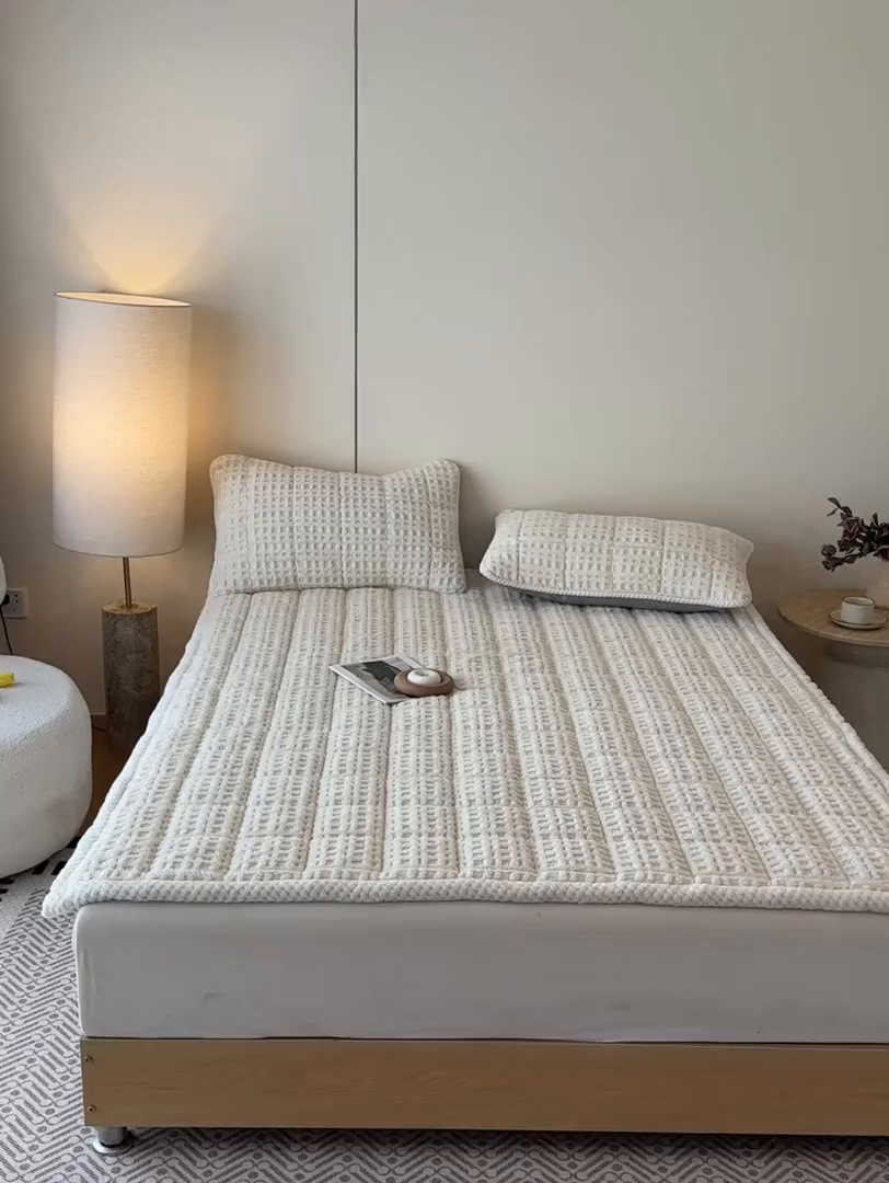 91家纺网 家纺一手货源 找家纺 预言家纺 2025新款塔芙蓉华夫格床垫系列 薄垫方格白色