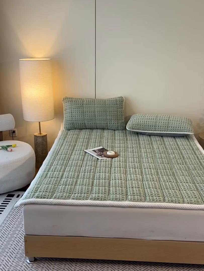 91家纺网 家纺一手货源 找家纺 预言家纺 2025新款塔芙蓉华夫格床垫系列 薄垫方格绿色