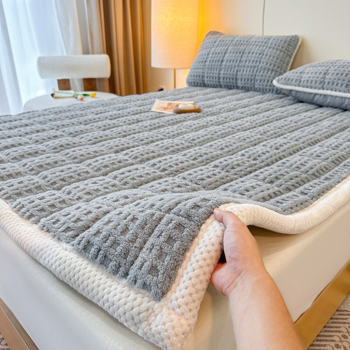 91家纺网 家纺一手货源 找家纺 预言家纺 2025新款塔芙蓉华夫格床垫系列 薄点方格兰灰