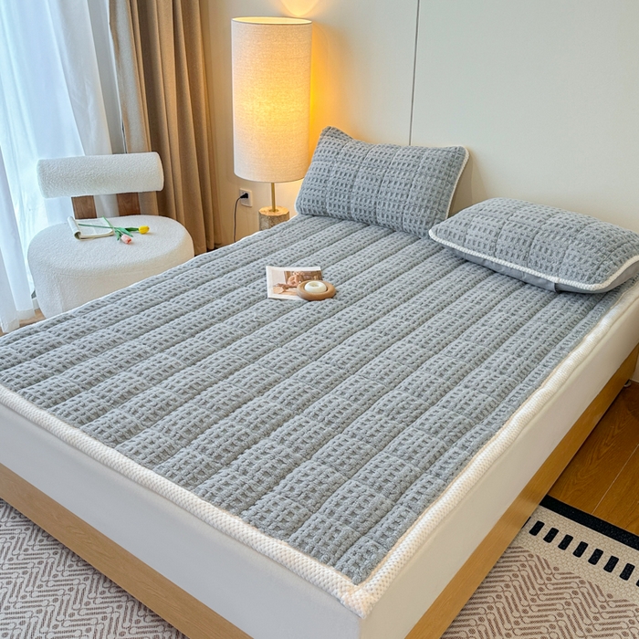 91家纺网 家纺一手货源 找家纺 预言家纺 2025新款塔芙蓉华夫格床垫系列 薄点方格兰灰