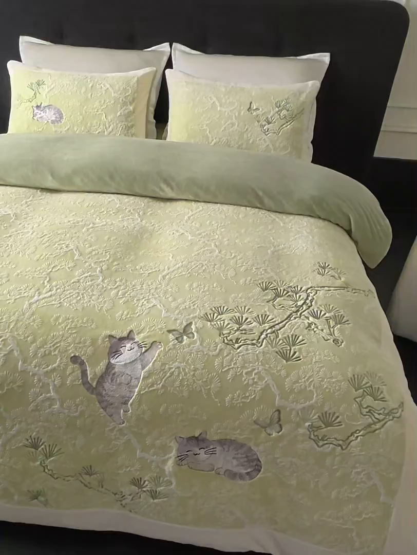 91家纺网 家纺一手货源 找家纺 （总）风向标家纺 2025新款250克雕花绣花牛奶绒四件套-松涧系列风格一