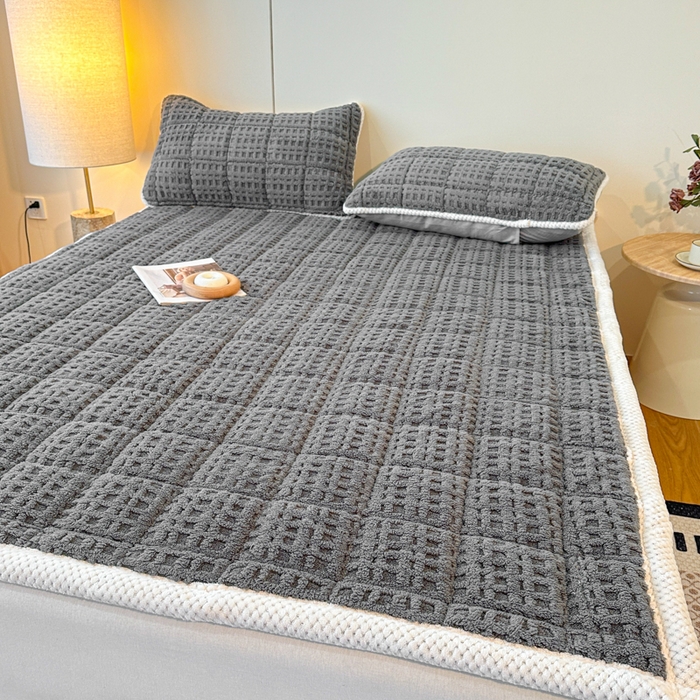 91家纺网 家纺一手货源 找家纺 预言家纺 2025新款塔芙蓉华夫格床垫系列 薄垫方格深灰色