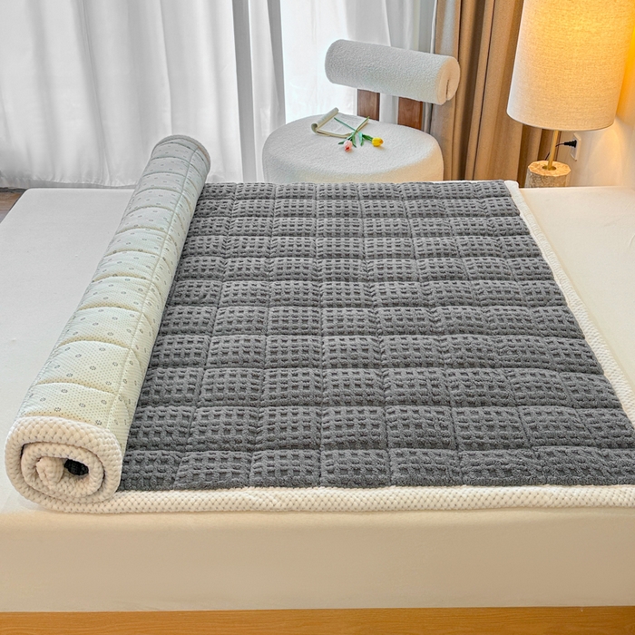 91家纺网 家纺一手货源 找家纺 预言家纺 2025新款塔芙蓉华夫格床垫系列 薄垫方格深灰色