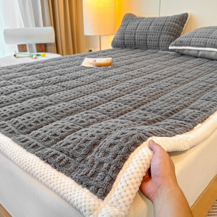 91家纺网 家纺一手货源 找家纺 预言家纺 2025新款塔芙蓉华夫格床垫系列 薄垫方格深灰色