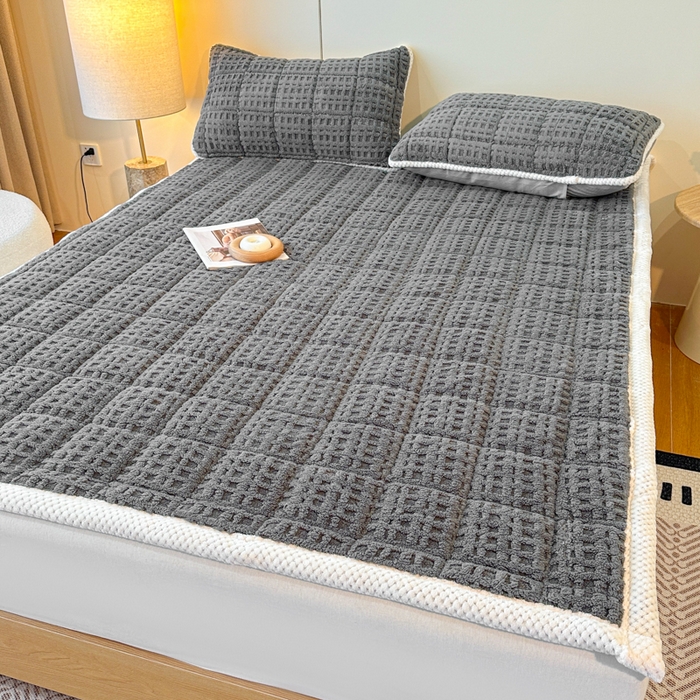 91家纺网 家纺一手货源 找家纺 预言家纺 2025新款塔芙蓉华夫格床垫系列 薄垫方格深灰色