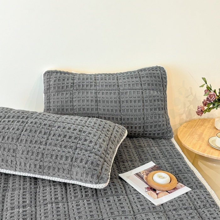 91家纺网 家纺一手货源 找家纺 预言家纺 2025新款塔芙蓉华夫格床垫系列 薄垫方格深灰色