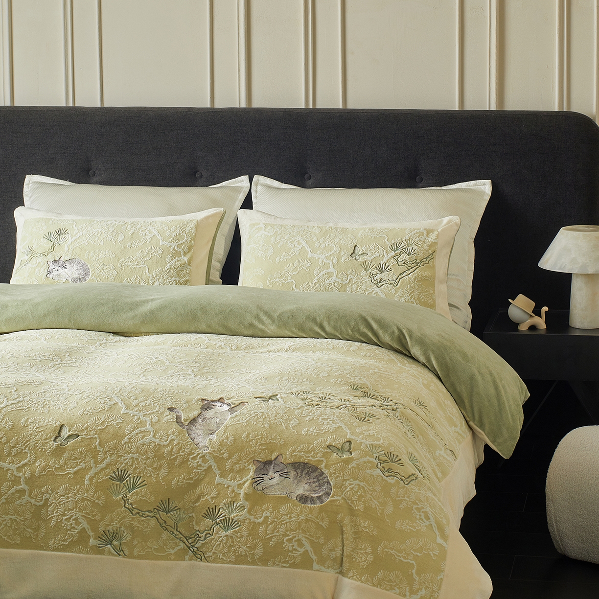 91家纺网 家纺一手货源 找家纺 （总）风向标家纺 2025新款250克雕花绣花牛奶绒四件套-松涧系列风格一