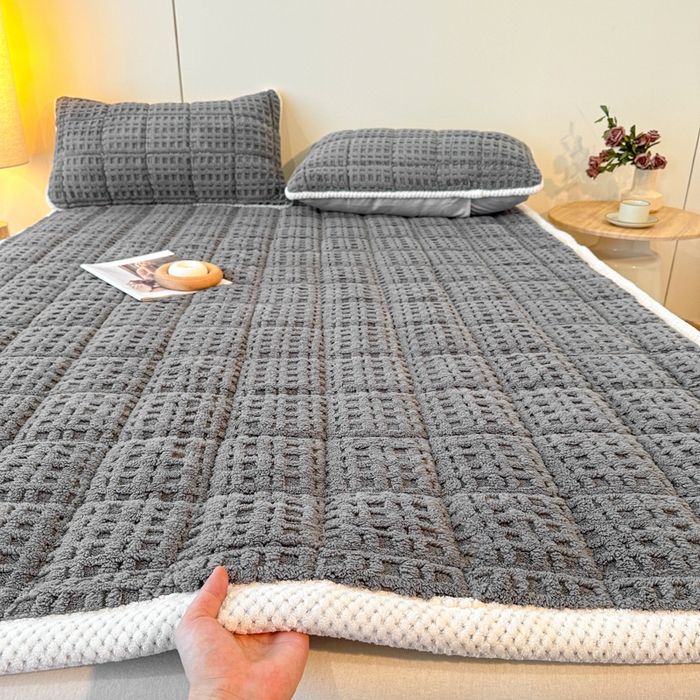 91家纺网 家纺一手货源 找家纺 预言家纺 2025新款塔芙蓉华夫格床垫系列 薄垫方格深灰色