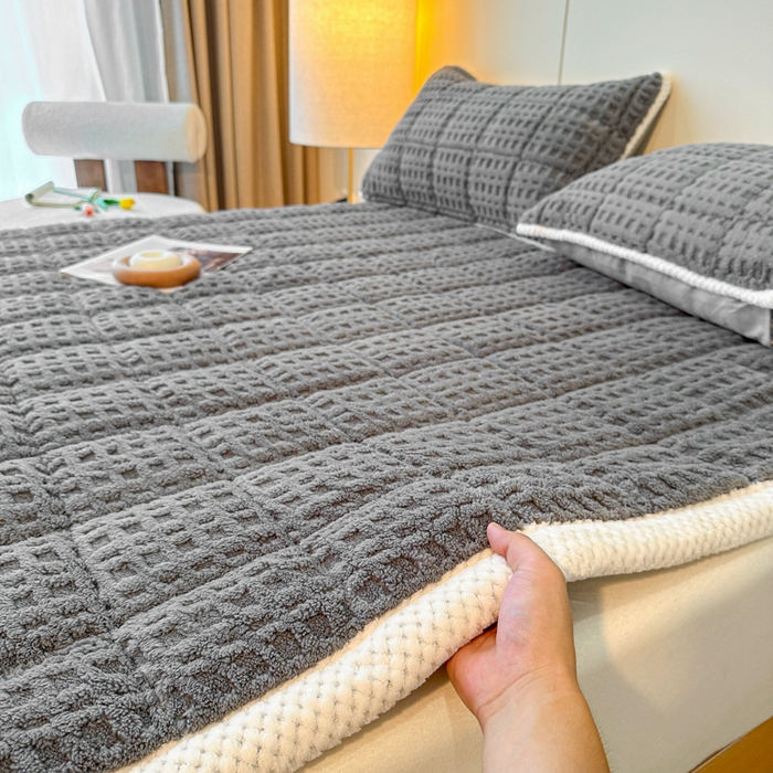 91家纺网 家纺一手货源 找家纺 预言家纺 2025新款塔芙蓉华夫格床垫系列 薄垫方格深灰色