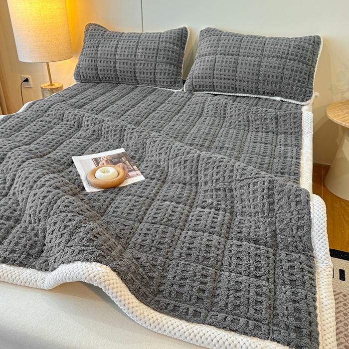 91家纺网 家纺一手货源 找家纺 预言家纺 2025新款塔芙蓉华夫格床垫系列 薄垫方格深灰色