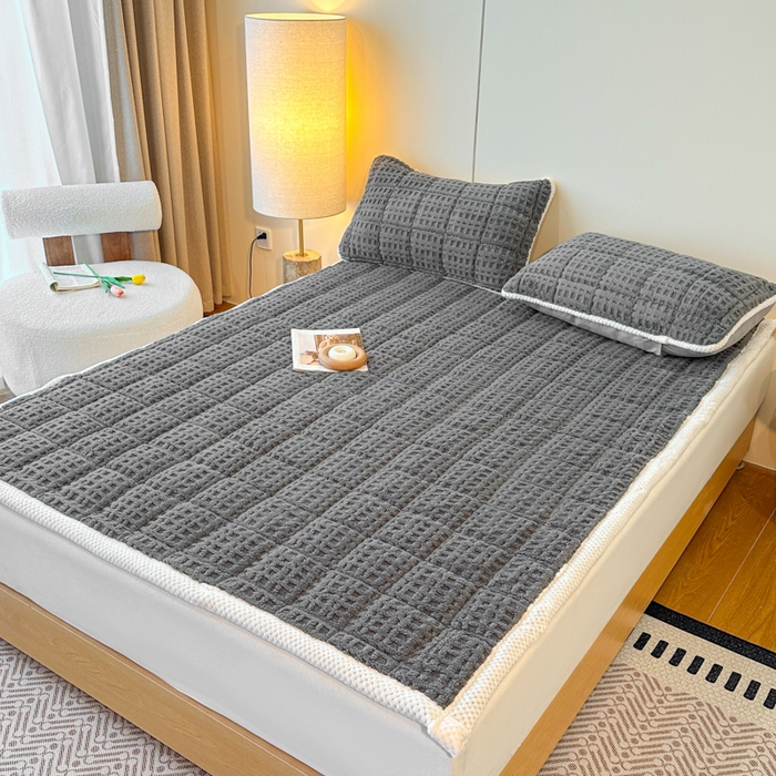 91家纺网 家纺一手货源 找家纺 预言家纺 2025新款塔芙蓉华夫格床垫系列 薄垫方格深灰色