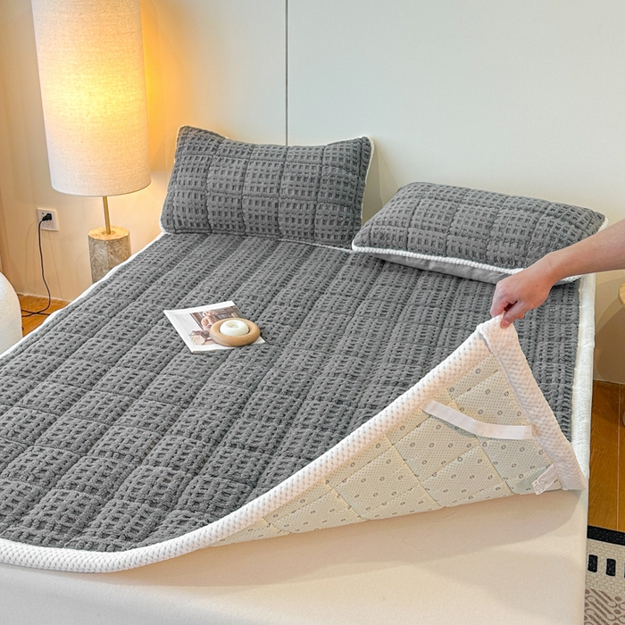 91家纺网 家纺一手货源 找家纺 预言家纺 2025新款塔芙蓉华夫格床垫系列 薄垫方格深灰色