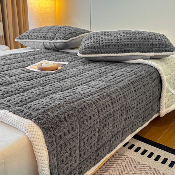 91家纺网 家纺一手货源 找家纺 预言家纺 2025新款塔芙蓉华夫格床垫系列 薄垫方格深灰色