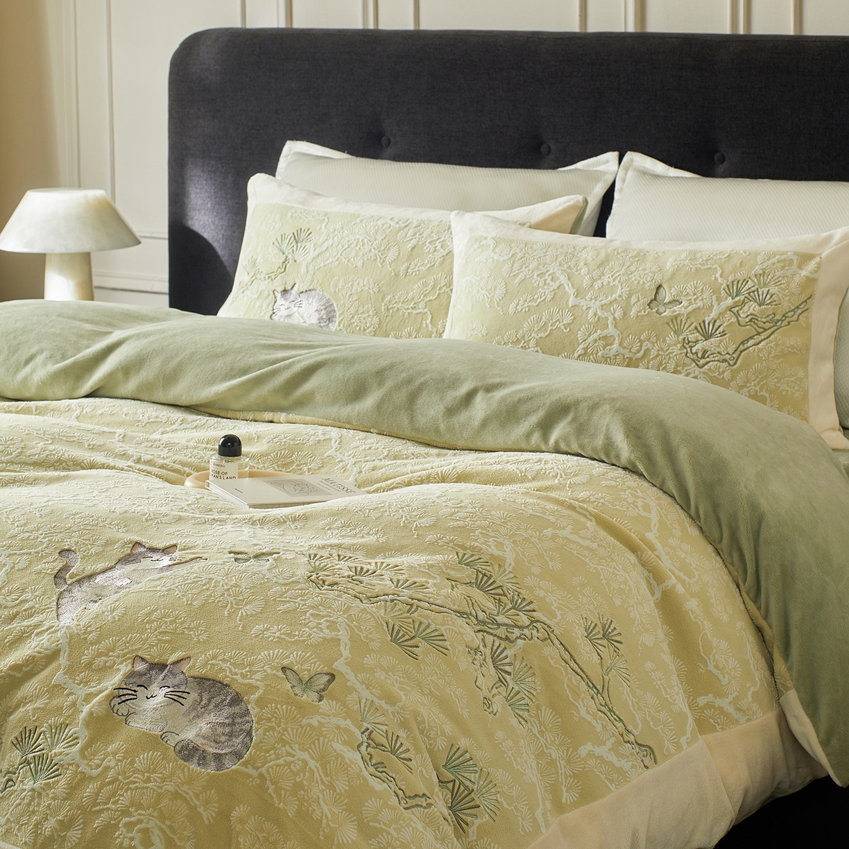 91家纺网 家纺一手货源 找家纺 （总）风向标家纺 2025新款250克雕花绣花牛奶绒四件套-松涧系列风格一