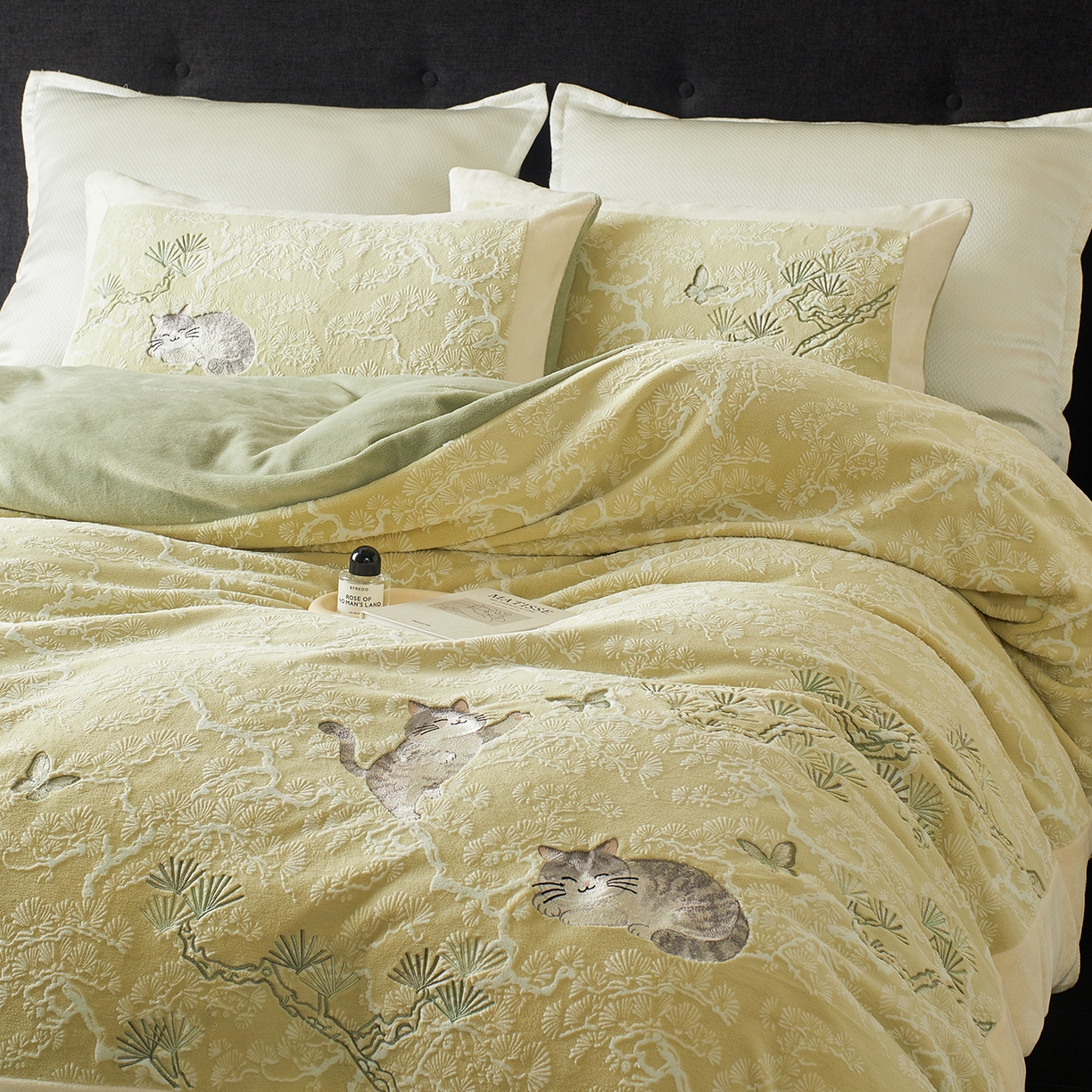 91家纺网 家纺一手货源 找家纺 （总）风向标家纺 2025新款250克雕花绣花牛奶绒四件套-松涧系列风格一