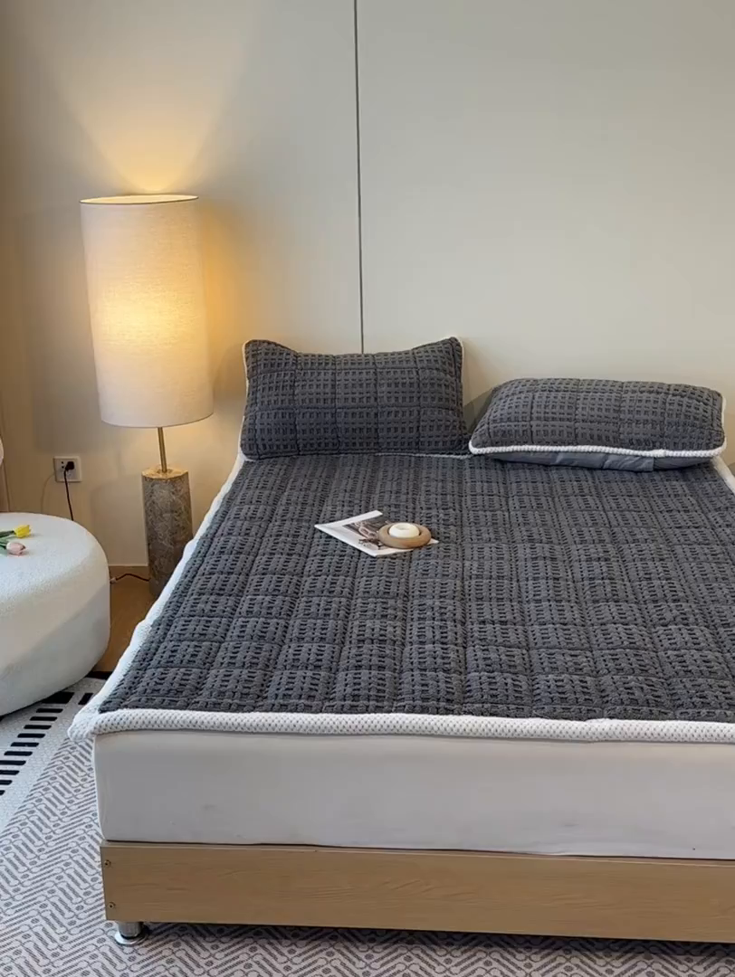 91家纺网 家纺一手货源 找家纺 预言家纺 2025新款塔芙蓉华夫格床垫系列 薄垫方格深灰色