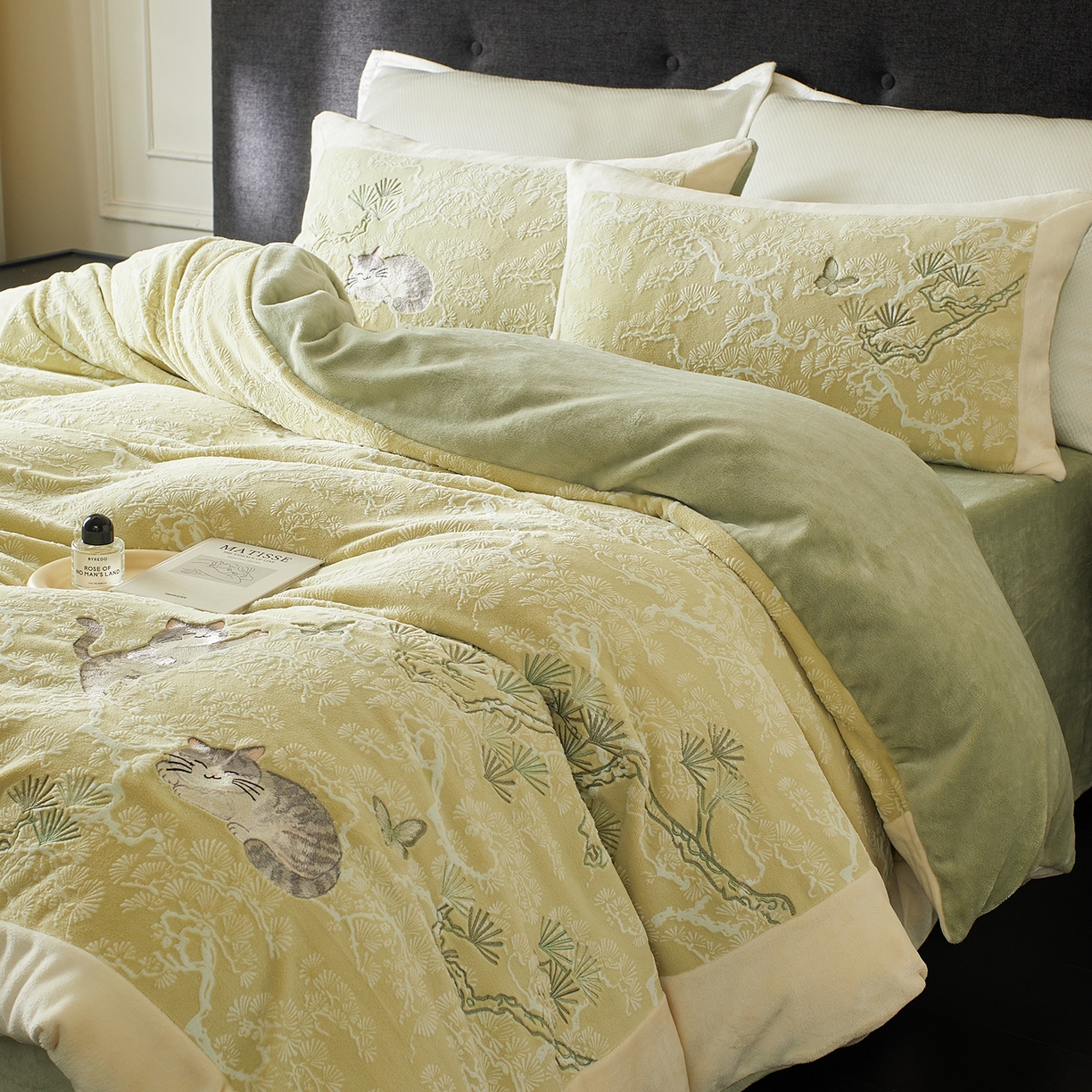 91家纺网 家纺一手货源 找家纺 （总）风向标家纺 2025新款250克雕花绣花牛奶绒四件套-松涧系列风格一