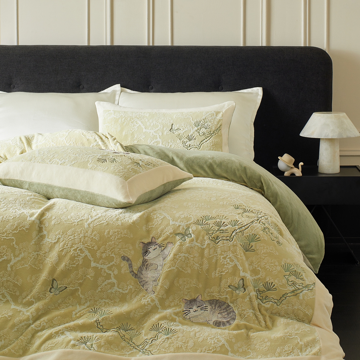 91家纺网 家纺一手货源 找家纺 （总）风向标家纺 2025新款250克雕花绣花牛奶绒四件套-松涧系列风格一