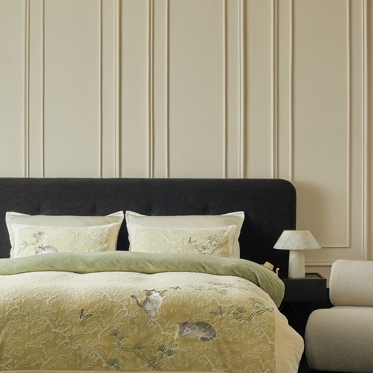 91家纺网 家纺一手货源 找家纺 风向标家纺 2025新款250克雕花绣花牛奶绒四件套-松涧系列风格一 银渐层-绿松间