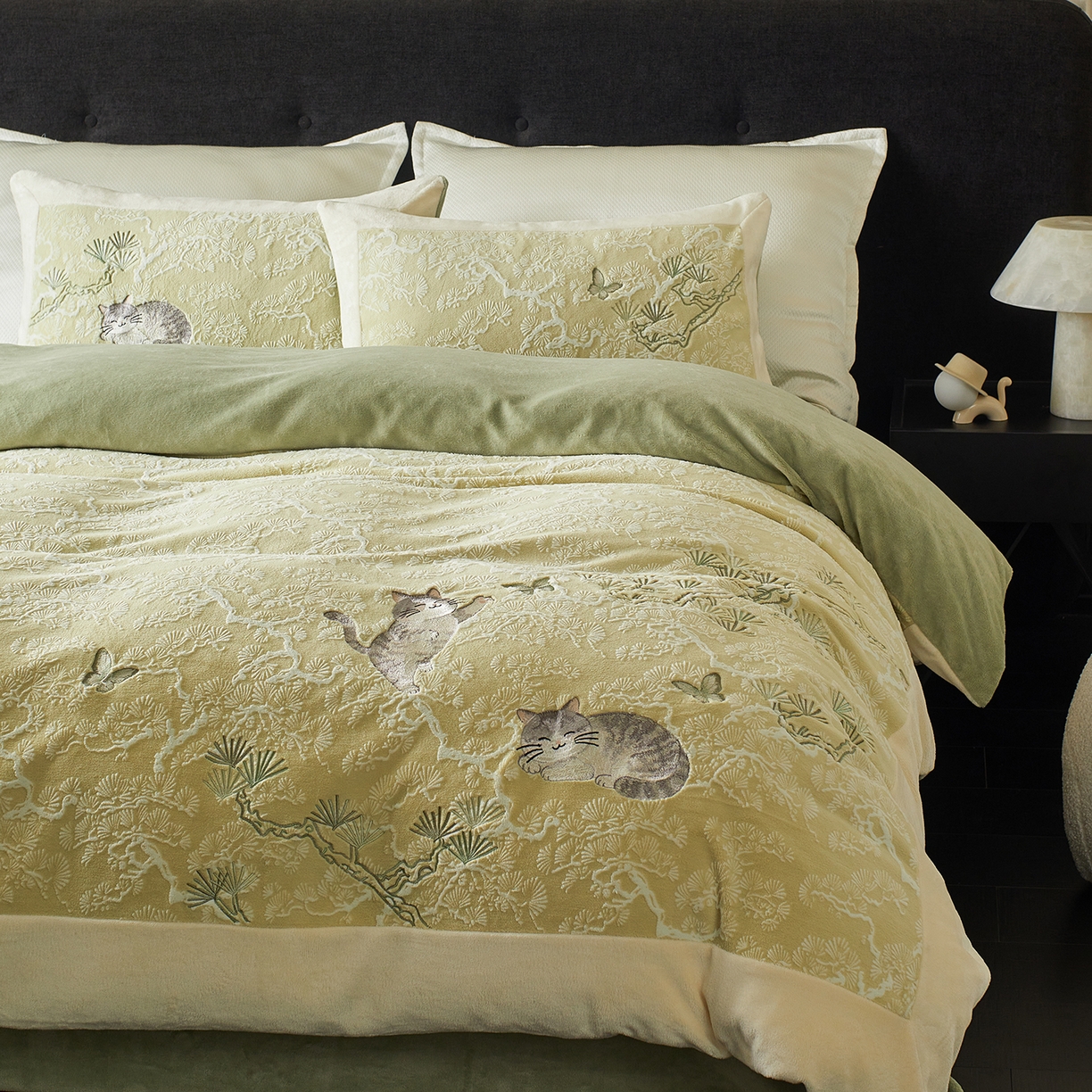 91家纺网 家纺一手货源 找家纺 风向标家纺 2025新款250克雕花绣花牛奶绒四件套-松涧系列风格一 银渐层-绿松间