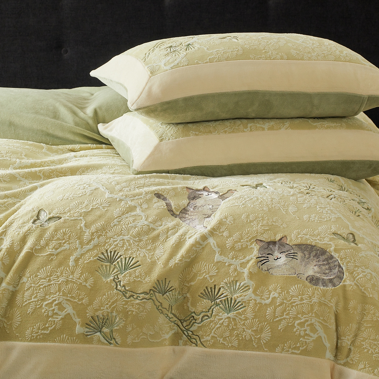 91家纺网 家纺一手货源 找家纺 风向标家纺 2025新款250克雕花绣花牛奶绒四件套-松涧系列风格一 银渐层-绿松间