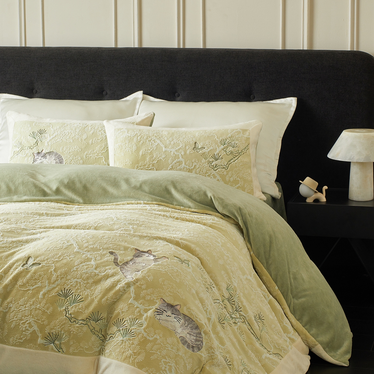 91家纺网 家纺一手货源 找家纺 风向标家纺 2025新款250克雕花绣花牛奶绒四件套-松涧系列风格一 银渐层-绿松间