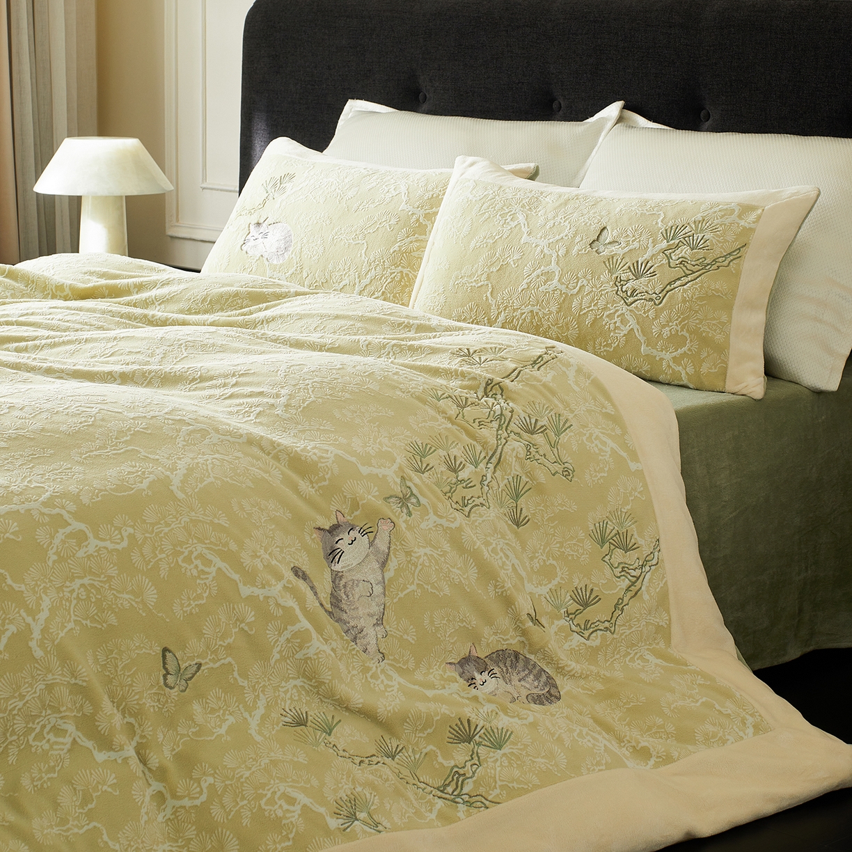 91家纺网 家纺一手货源 找家纺 风向标家纺 2025新款250克雕花绣花牛奶绒四件套-松涧系列风格一 银渐层-绿松间