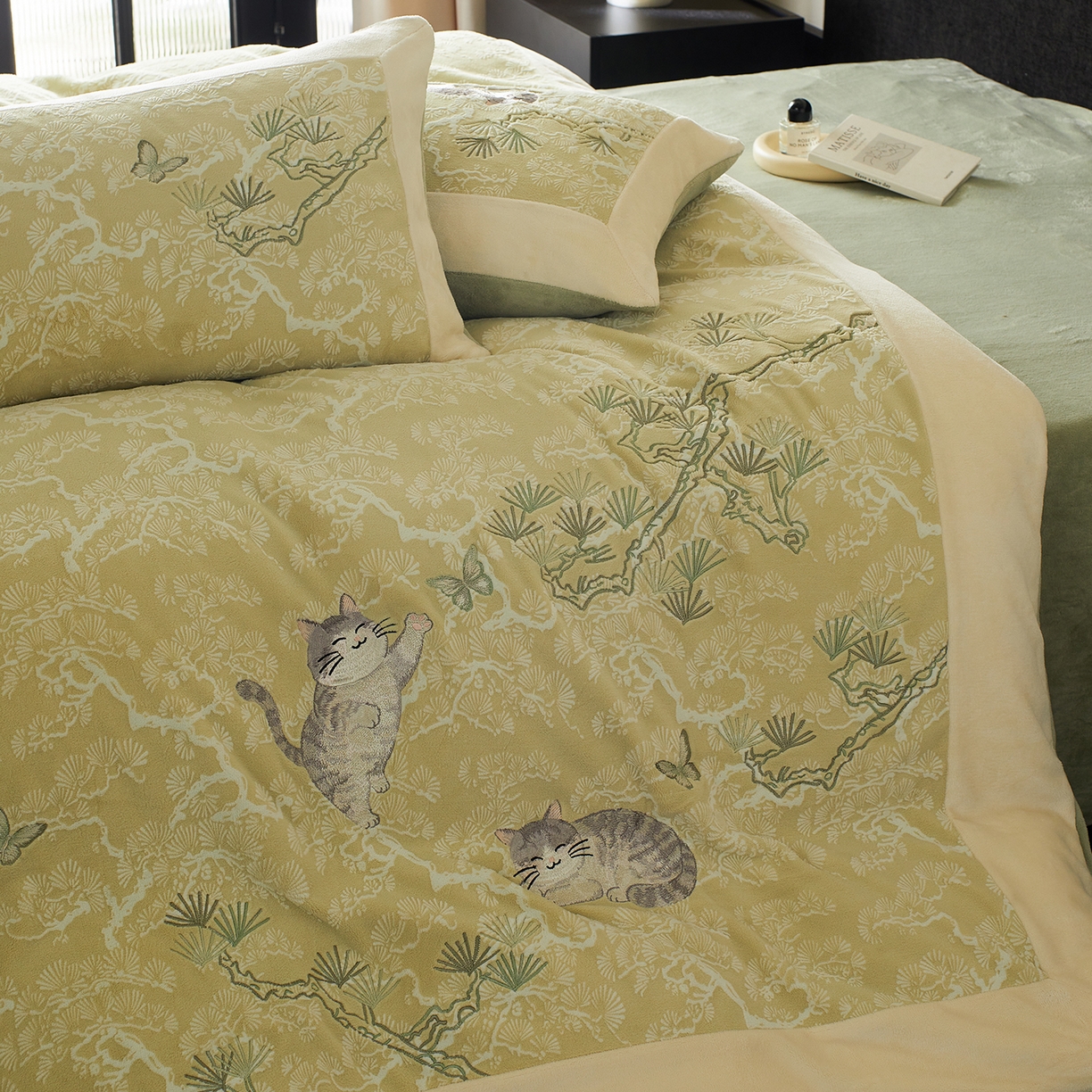 91家纺网 家纺一手货源 找家纺 风向标家纺 2025新款250克雕花绣花牛奶绒四件套-松涧系列风格一 银渐层-绿松间