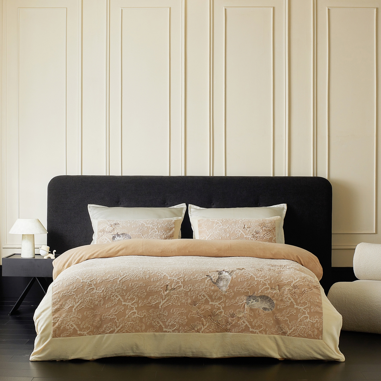 风向标家纺 2025新款250克雕花绣花牛奶绒四件套-松涧系列风格一 银渐层-棕松间