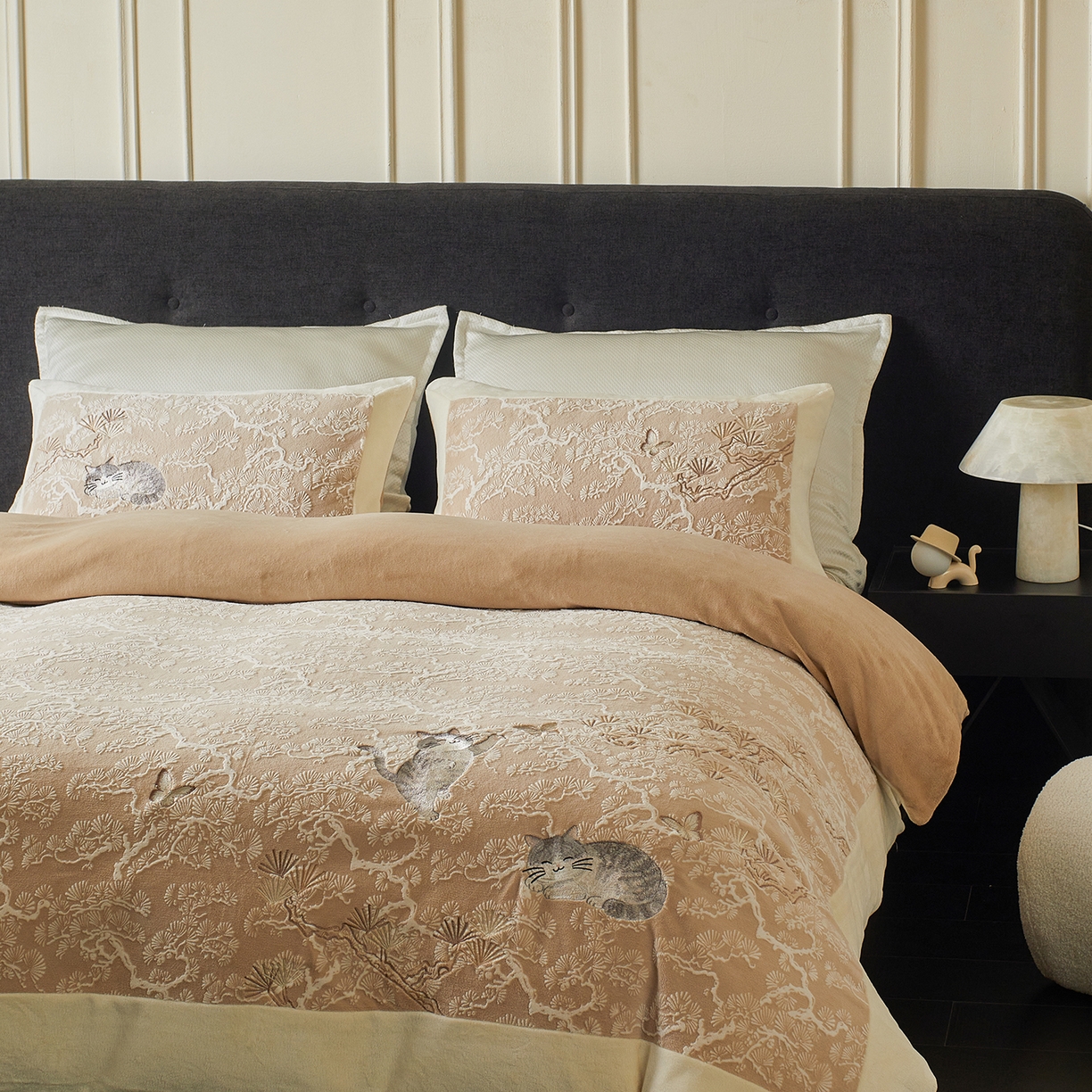 91家纺网 家纺一手货源 找家纺 风向标家纺 2025新款250克雕花绣花牛奶绒四件套-松涧系列风格一 银渐层-棕松间