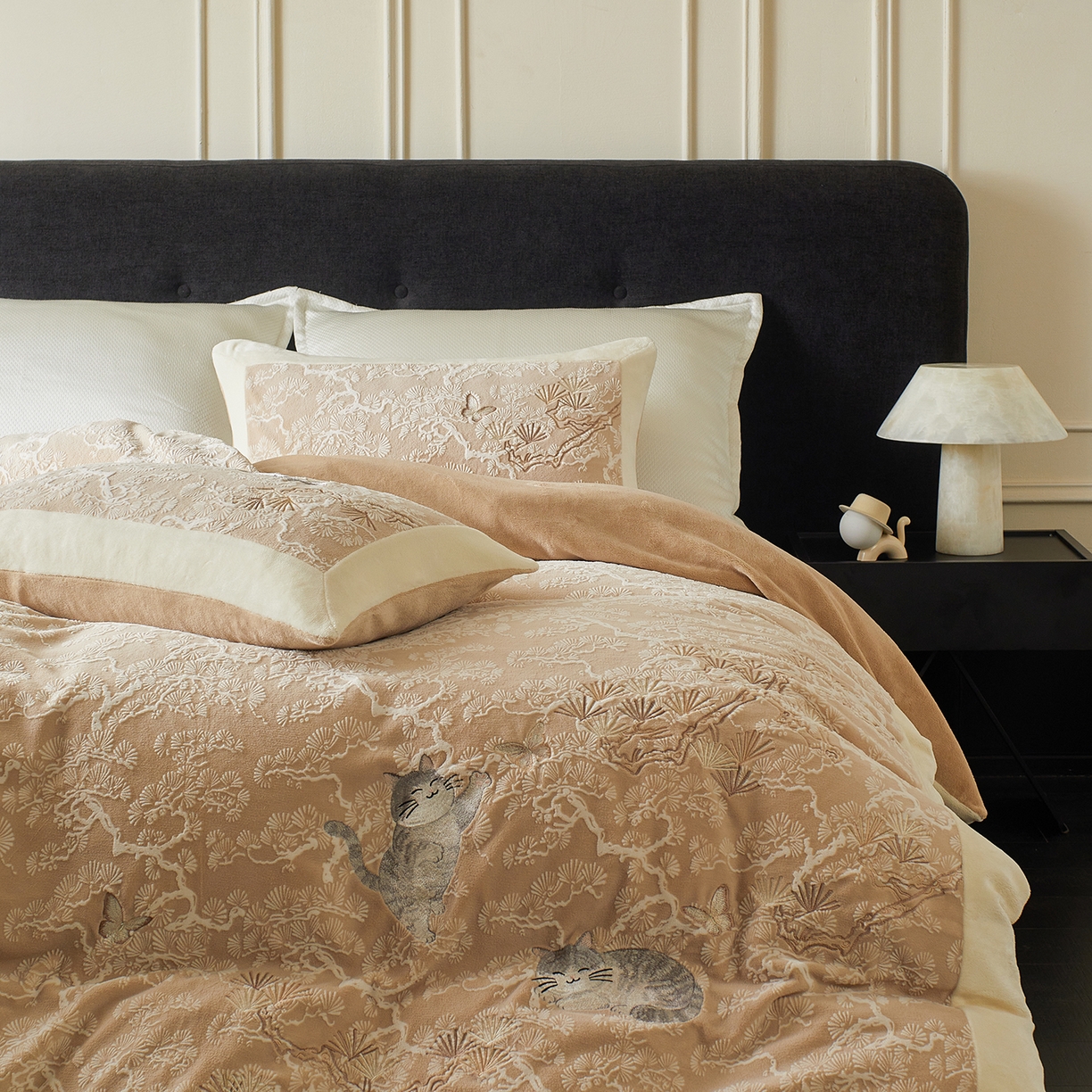 91家纺网 家纺一手货源 找家纺 风向标家纺 2025新款250克雕花绣花牛奶绒四件套-松涧系列风格一 银渐层-棕松间