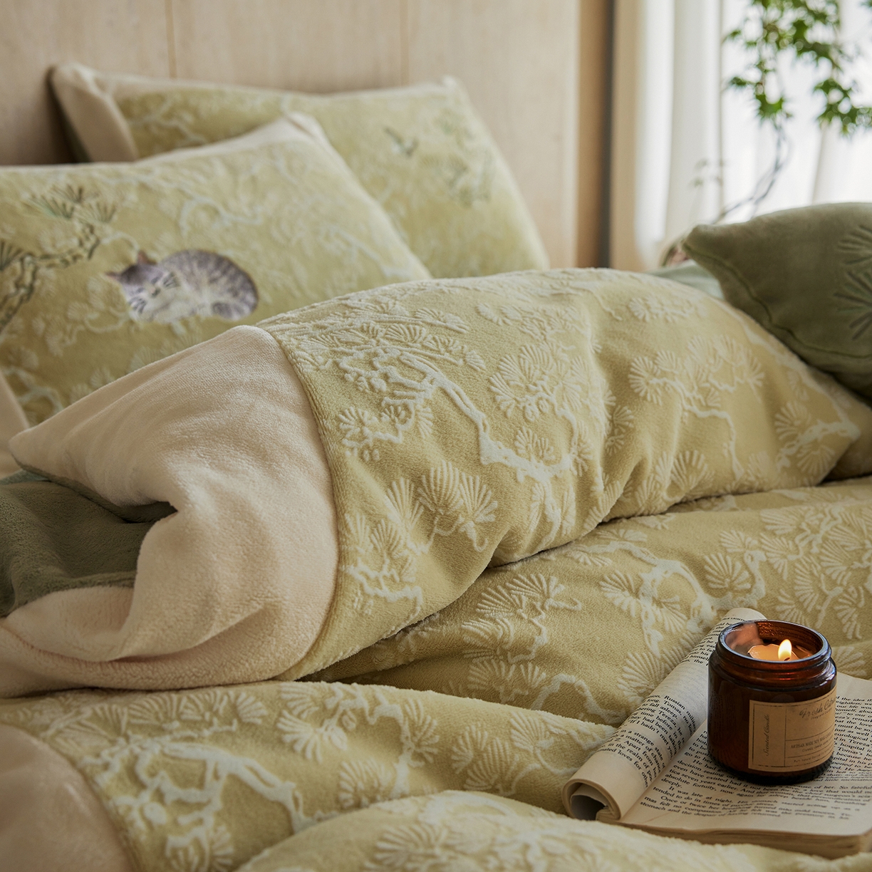 91家纺网 家纺一手货源 找家纺 风向标家纺 2025新款250克雕花绣花牛奶绒四件套-松涧系列风格二 银渐层-绿松间