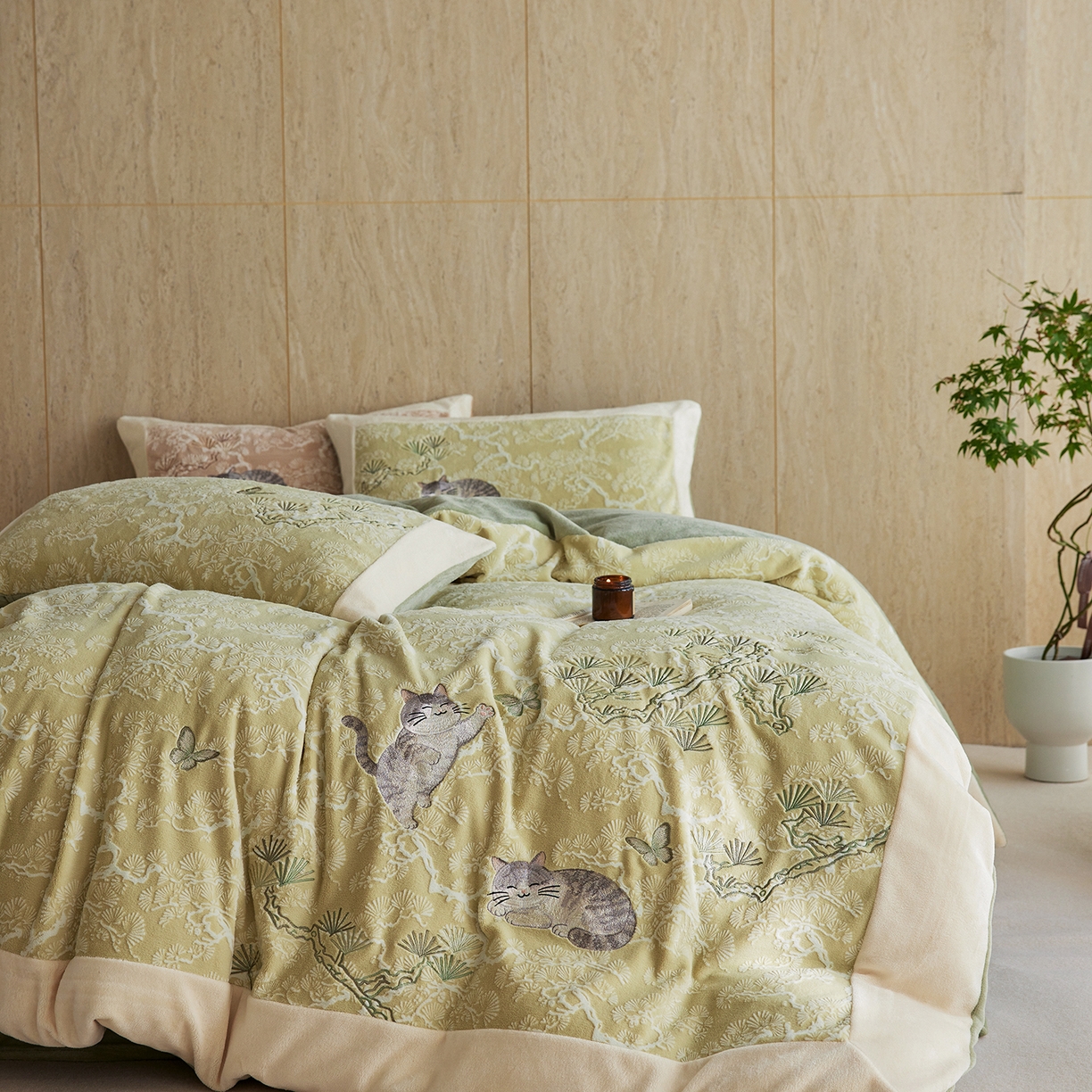 91家纺网 家纺一手货源 找家纺 风向标家纺 2025新款250克雕花绣花牛奶绒四件套-松涧系列风格二 银渐层-绿松间