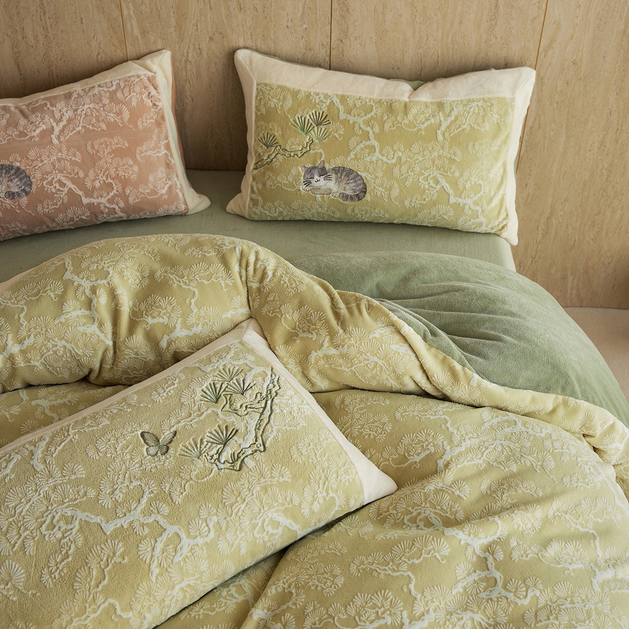 91家纺网 家纺一手货源 找家纺 风向标家纺 2025新款250克雕花绣花牛奶绒四件套-松涧系列风格二 银渐层-绿松间