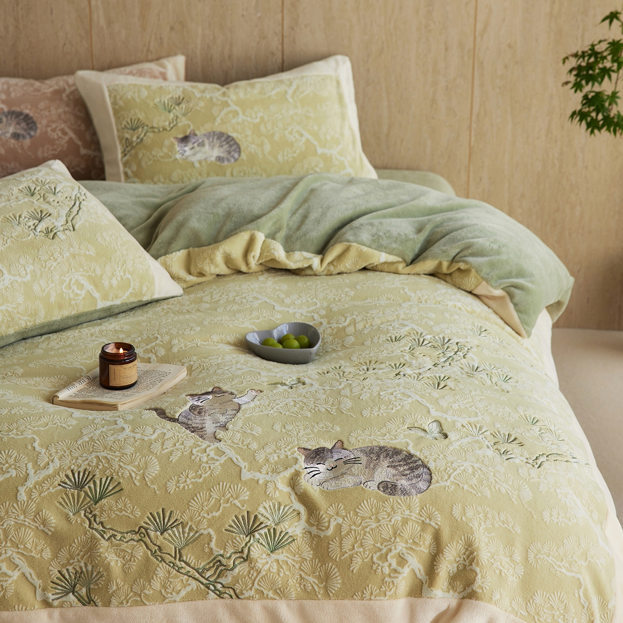 91家纺网 家纺一手货源 找家纺 风向标家纺 2025新款250克雕花绣花牛奶绒四件套-松涧系列风格二 银渐层-绿松间